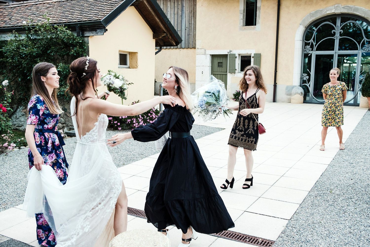 TLOOK photographe de mariage de style documentaire, aux portes des iris cocktail sur la terrasse extérieure