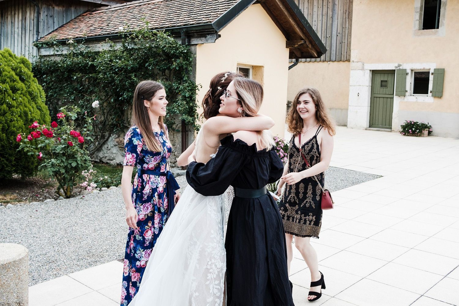 TLOOK photographe de mariage de style documentaire, aux portes des iris cocktail sur la terrasse extérieure