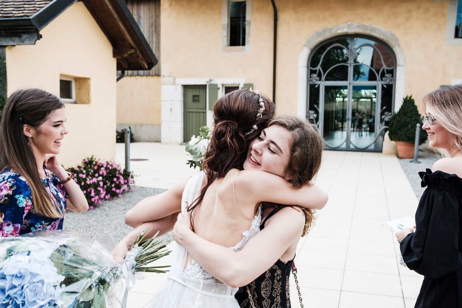 TLOOK photographe de mariage de style documentaire, aux portes des iris cocktail sur la terrasse extérieure