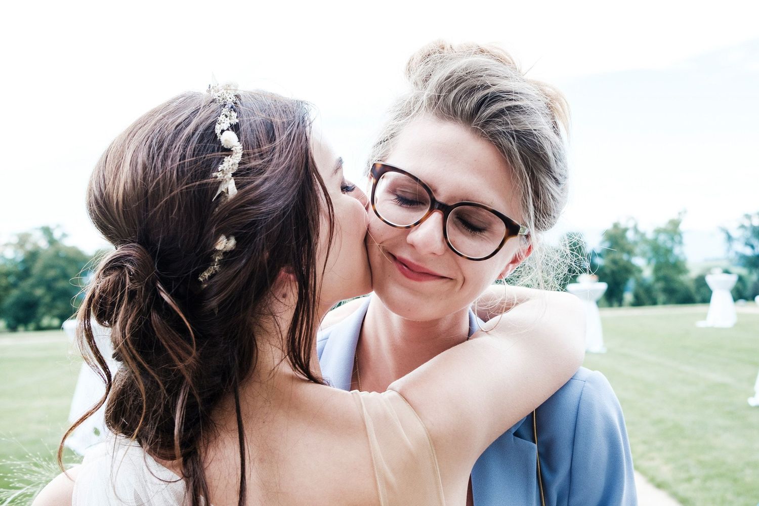 TLOOK photographe de mariage de style documentaire, aux portes des iris cocktail sur la terrasse extérieure bisous de la mariée