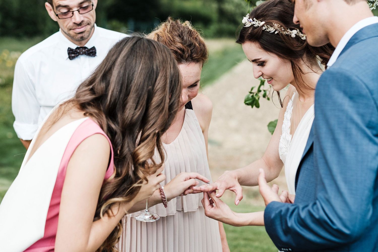 TLOOK photographe de mariage de style documentaire, aux portes des iris cocktail sur la terrasse extérieure alliance