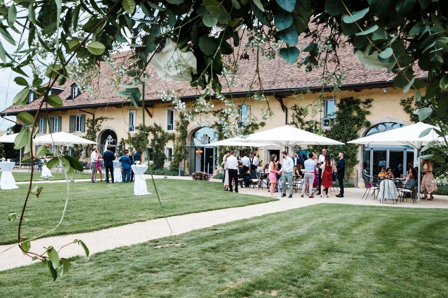 TLOOK photographe de mariage de style documentaire, aux portes des iris cocktail sur la terrasse extérieure