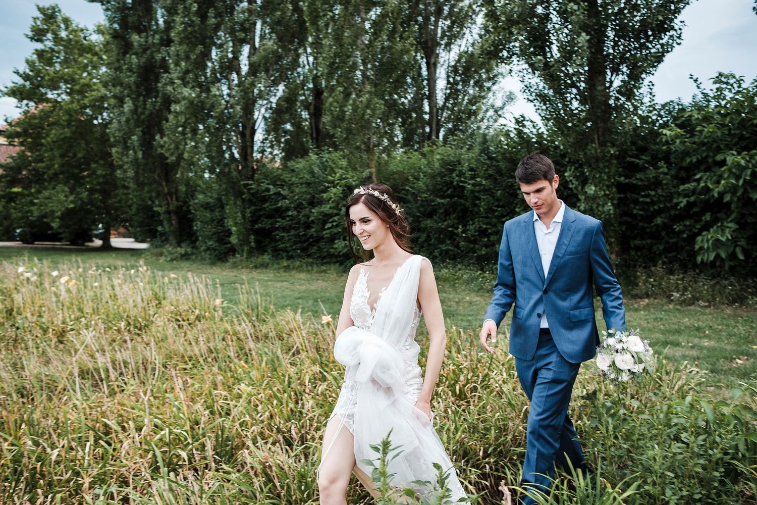 TLOOK photographe de mariage de style documentaire, aux portes des iris dans les jardins portraits des mariés