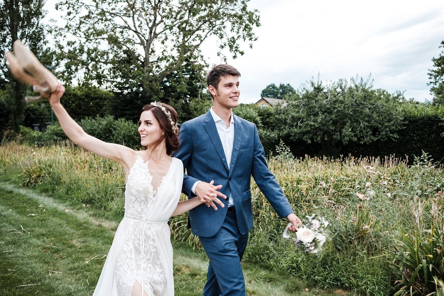 TLOOK photographe de mariage de style documentaire, aux portes des iris dans les jardins portraits des mariés souriant