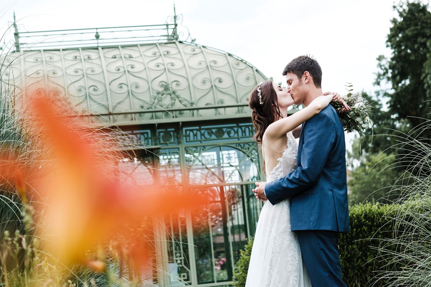 TLOOK photographe de mariage de style documentaire, aux portes des iris dans les jardins portraits des mariés