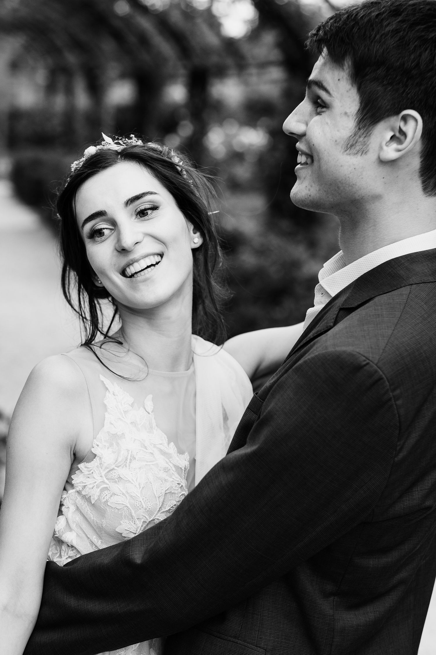 TLOOK photographe de mariage de style documentaire, aux portes des iris dans les jardins portraits des mariés