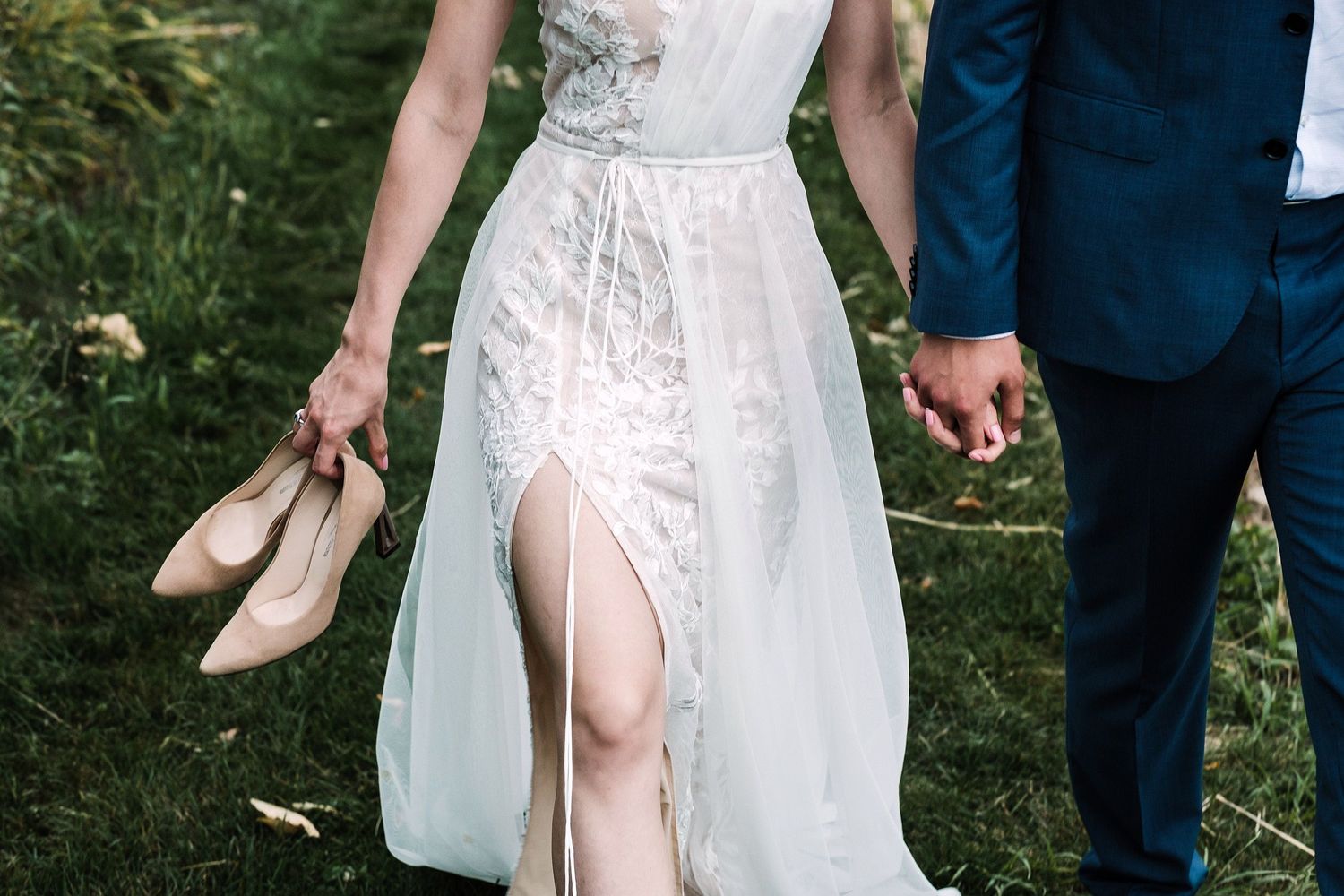 TLOOK photographe de mariage de style documentaire, aux portes des iris dans les jardins portraits des mariés détails robe et des chaussures