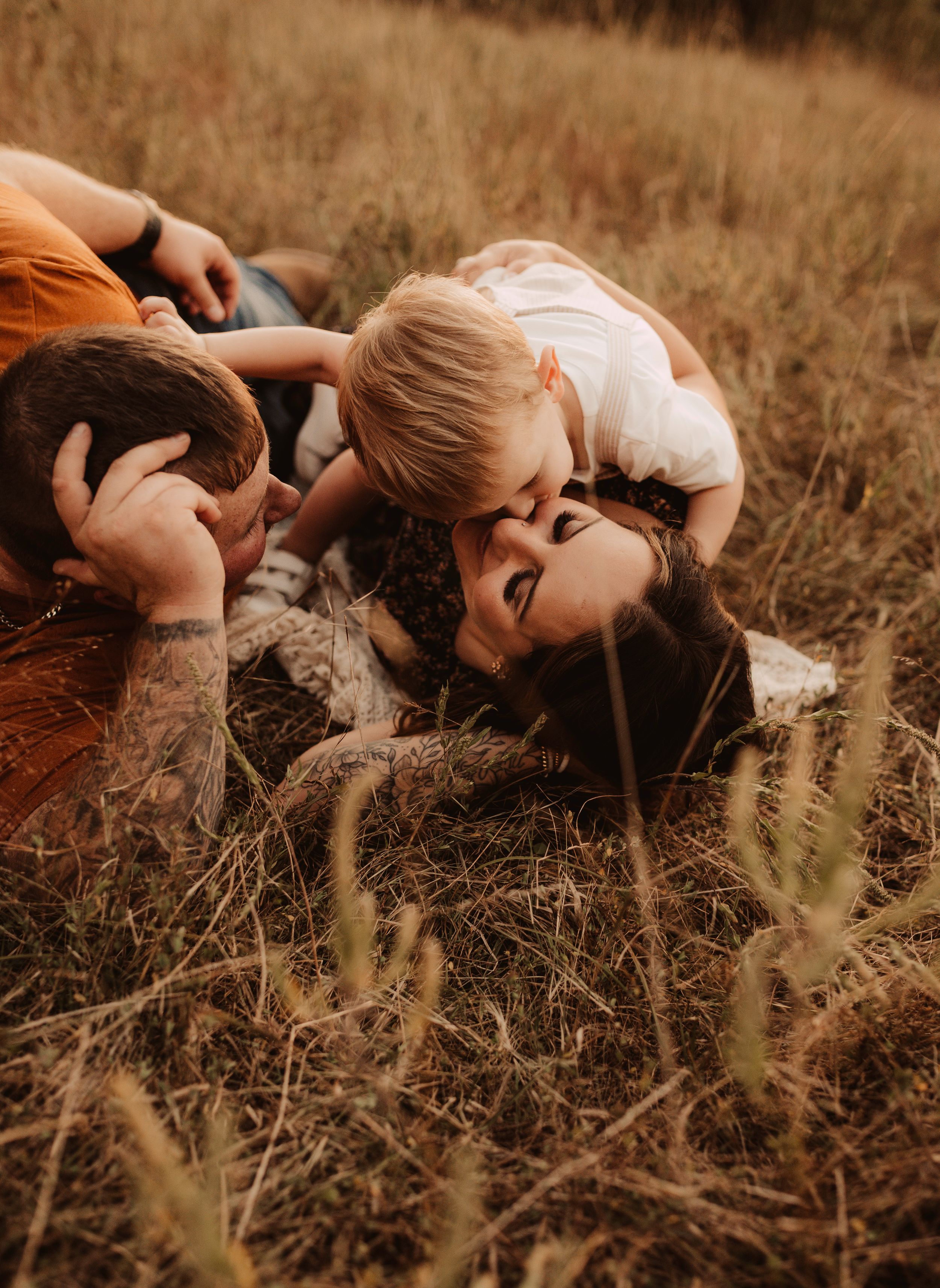 sweet kisses field family session