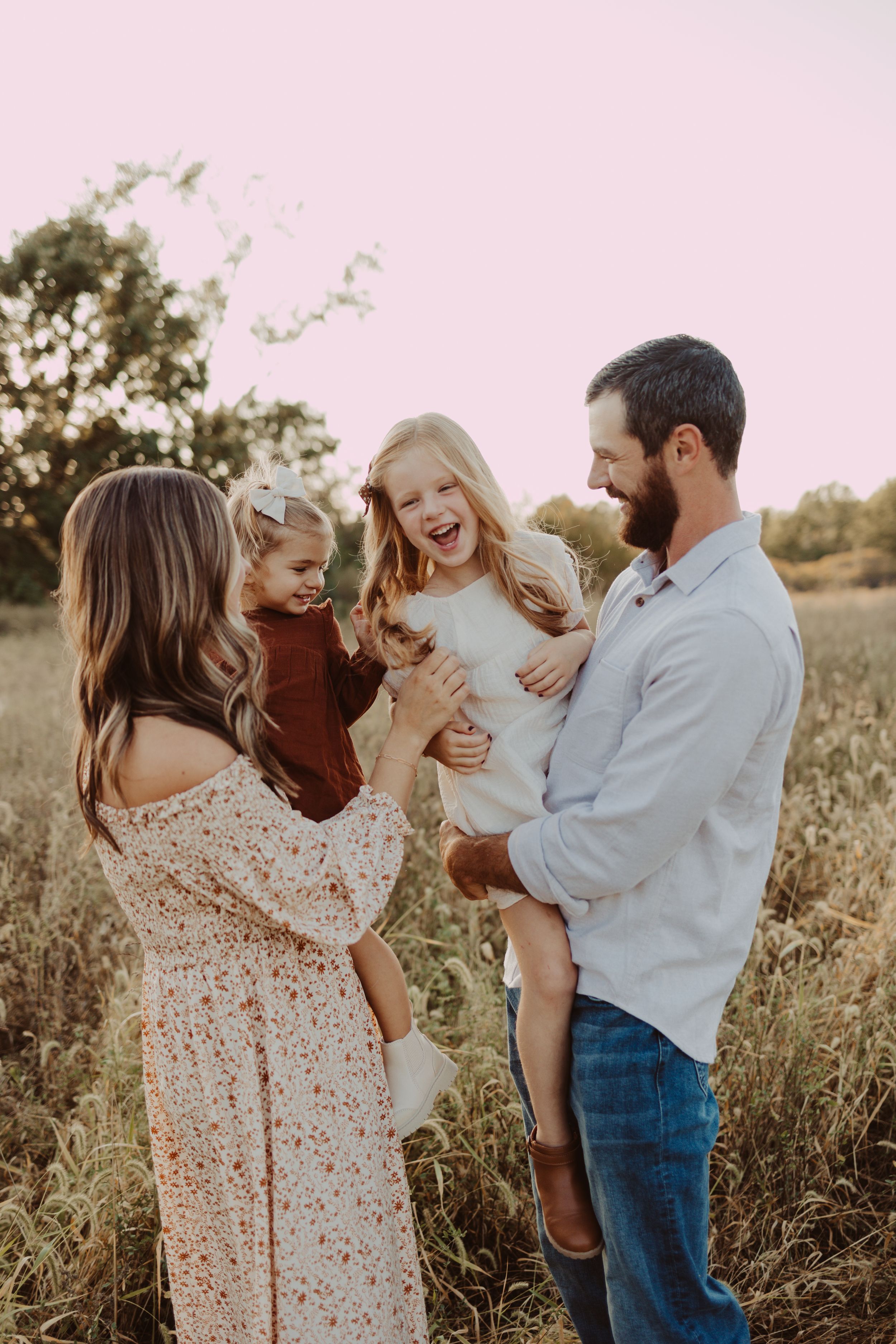 kid squish in the family photo