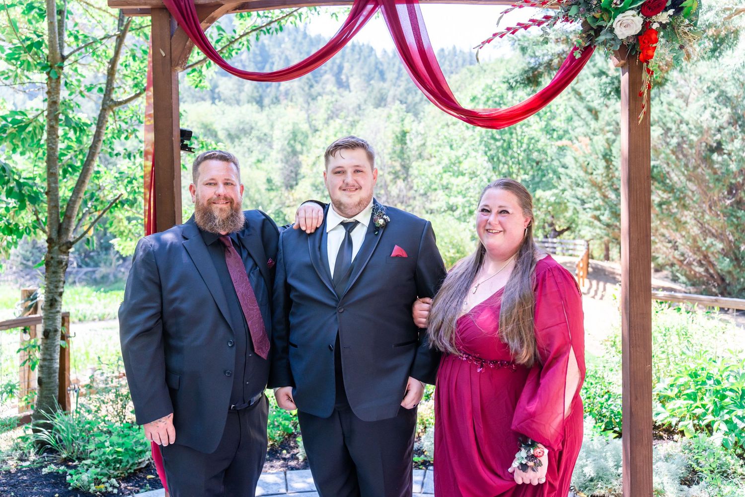 groom with his parents