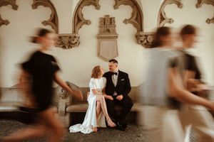 nevesta a ženích na lavičke počas svadobného fotenia v centre mesta Bratislava