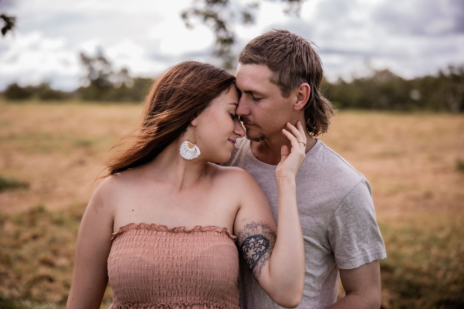 Romantic outdoor couple photography session in natural setting.