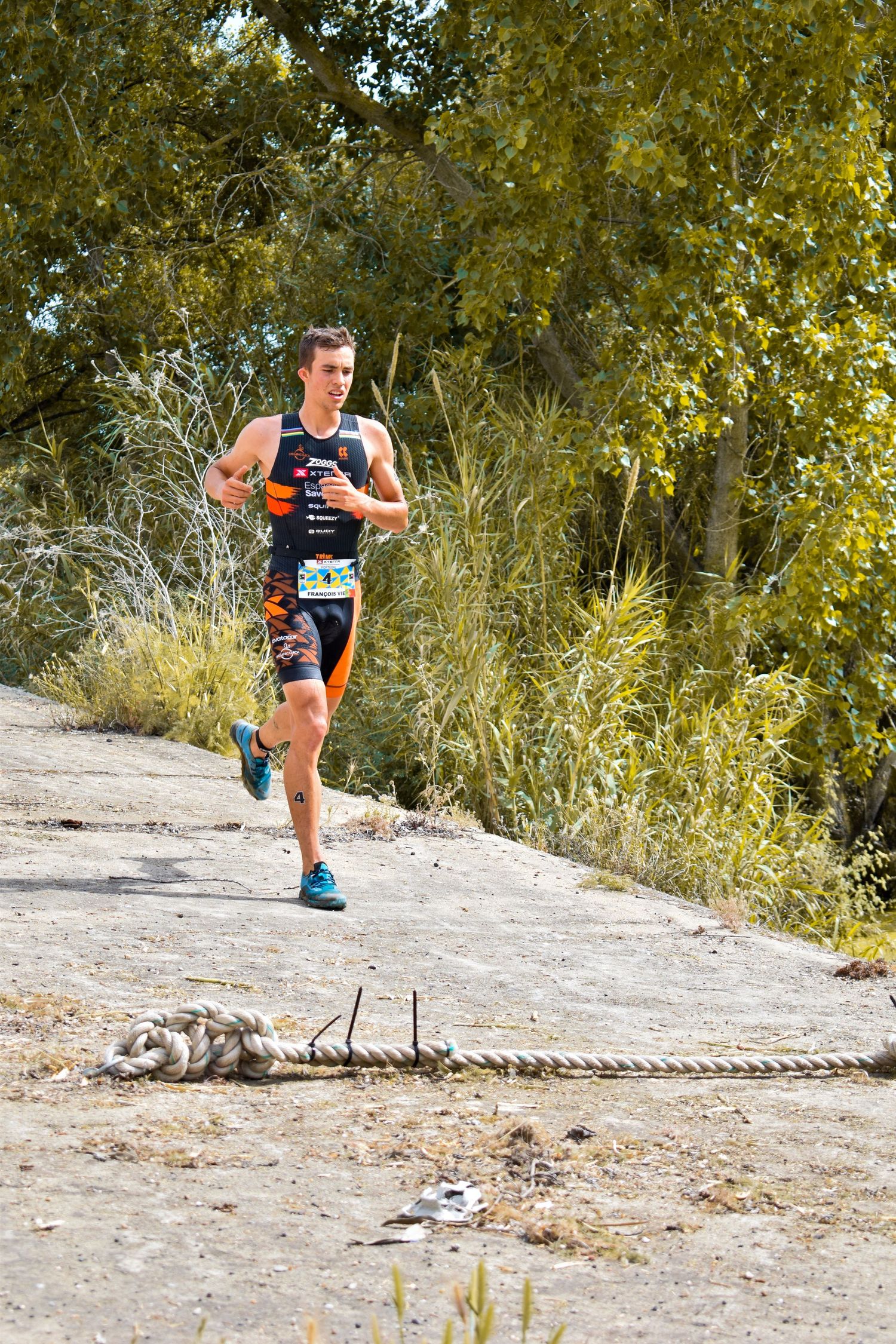 homem a correr em prova de triatlos, Xterra, 2022