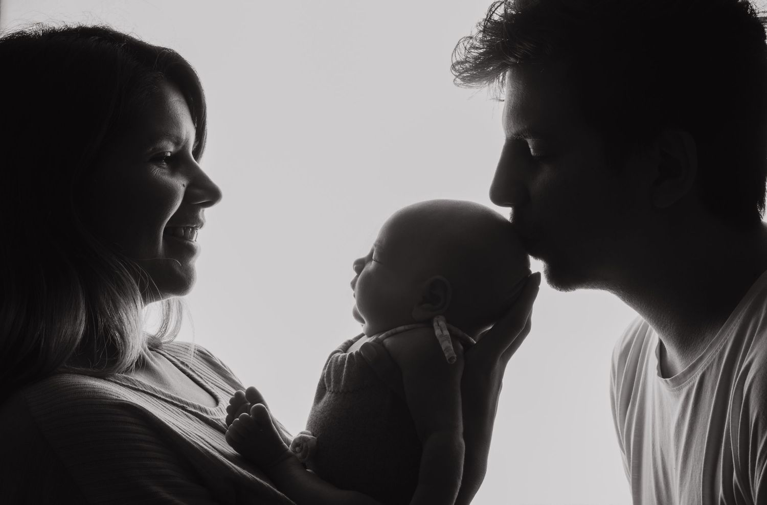 Neugeborenenfotos München Neugeborenenfotografie mit Eltern Augsburg Babyfotograf  Natürliche Neugeborene Babyfotos