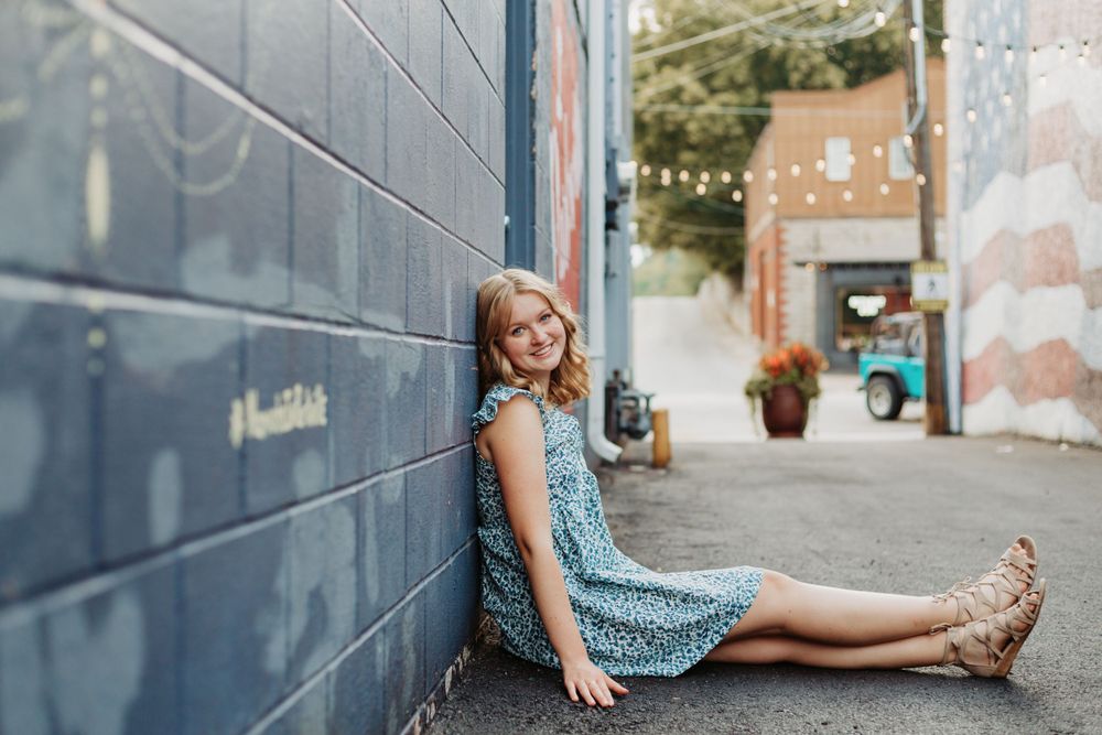 Senior photos in the Kansas City metro by a local senior photographer – modern outdoor portraits with authentic, natural poses.