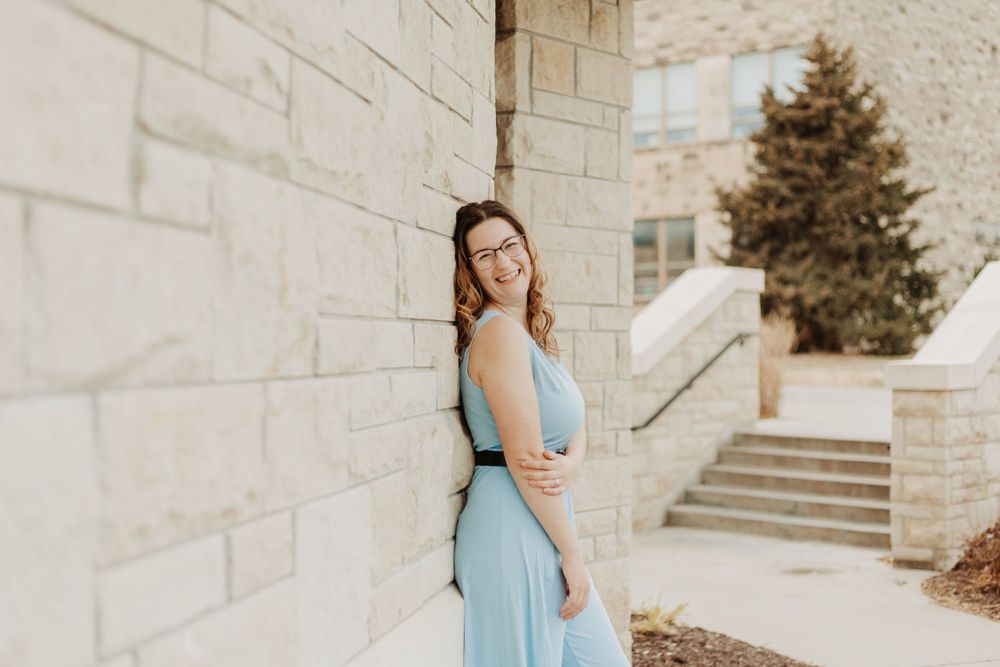 Senior photos in Manhattan, Kansas by portrait photographer – golden hour outdoor session with natural, candid senior portraits.