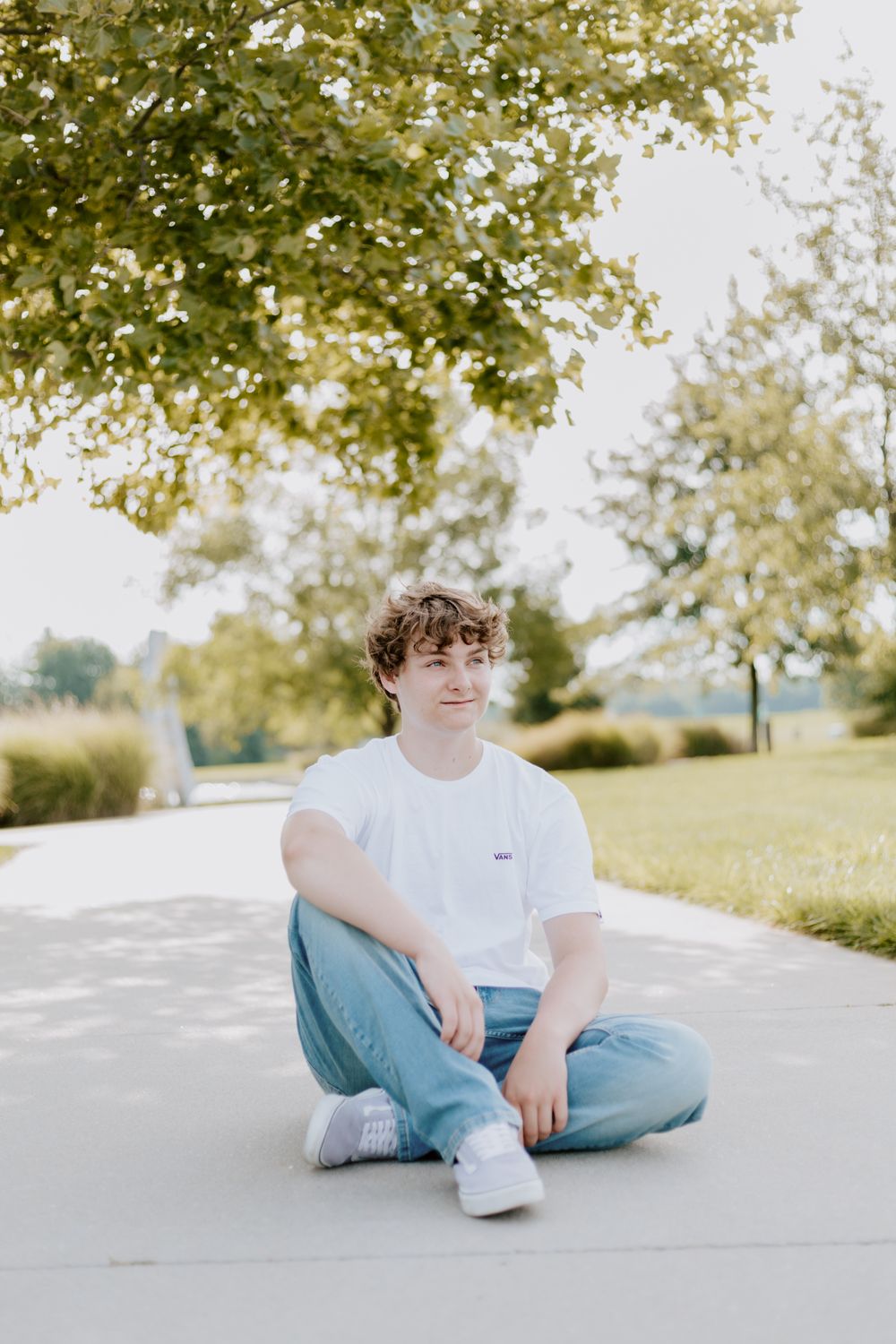 Senior photos in the Kansas City metro by a local senior photographer – modern outdoor portraits with authentic, natural poses.