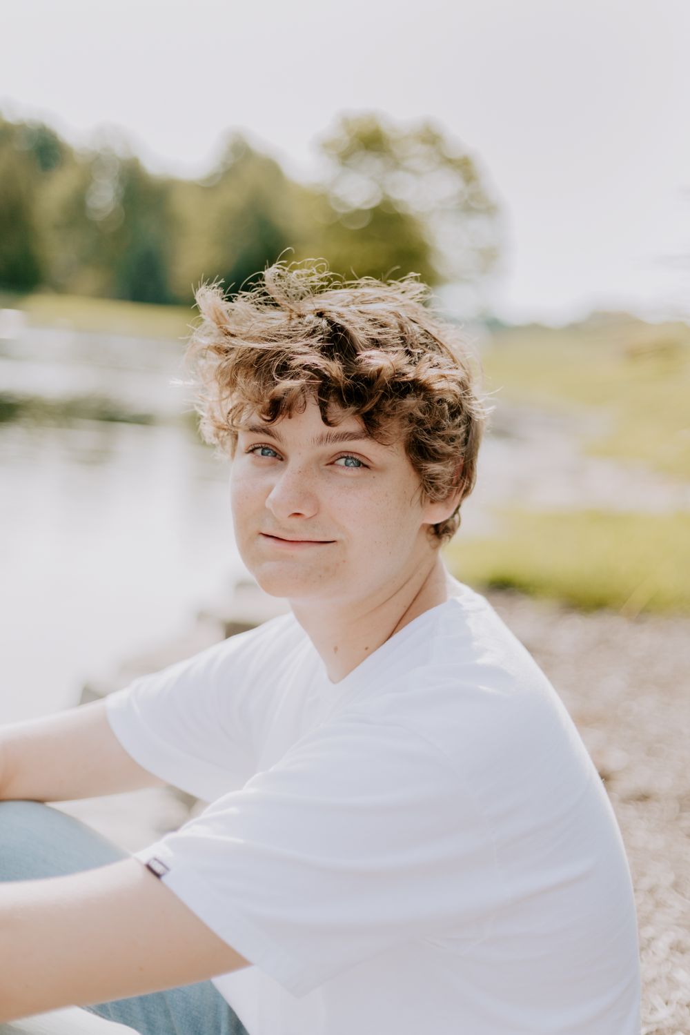 Senior photos in the Kansas City metro by a local senior photographer – modern outdoor portraits with authentic, natural poses.