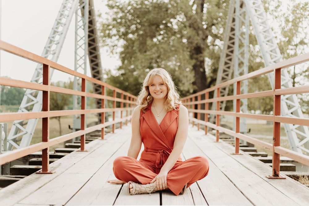 Senior photos in the Kansas City metro by a local senior photographer – modern outdoor portraits with authentic, natural poses.