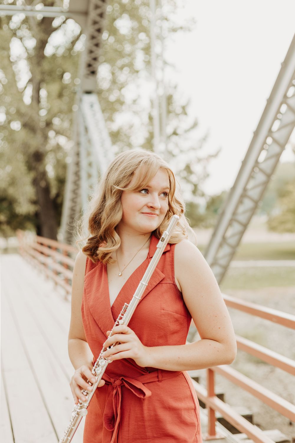Senior photos in the Kansas City metro by a local senior photographer – modern outdoor portraits with authentic, natural poses.