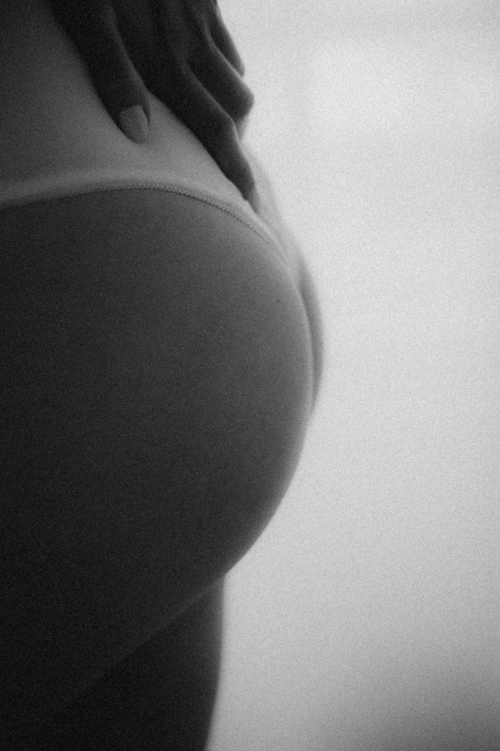 Boudoir-kuvaus studiossa,pitsiset alusvaatekuvat luonnonvalossa