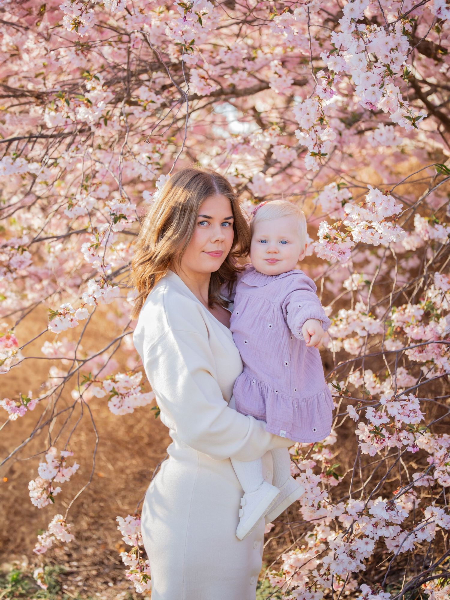 Mamma med bebis under blommande träd, mor och dotter fotografering västerås, MemoriebyM
