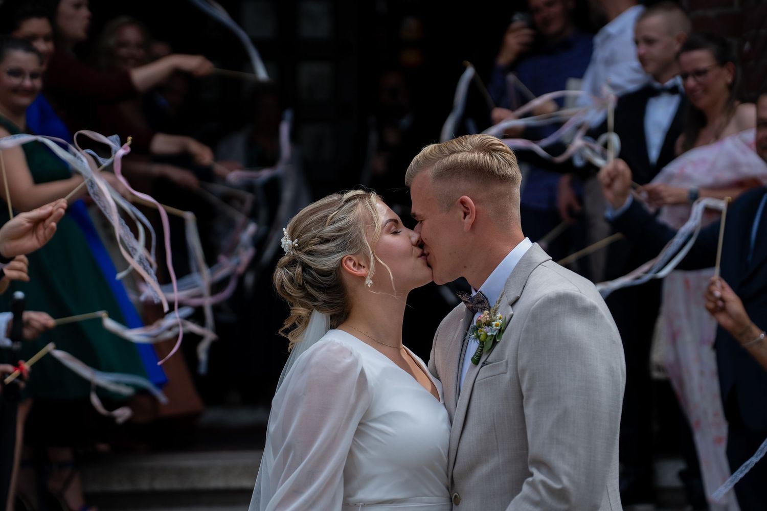 Hochzeitsfotograf Standesamt Köpenick Berlin – Brautpaar Kuss vor Gästen mit Wedding Wands