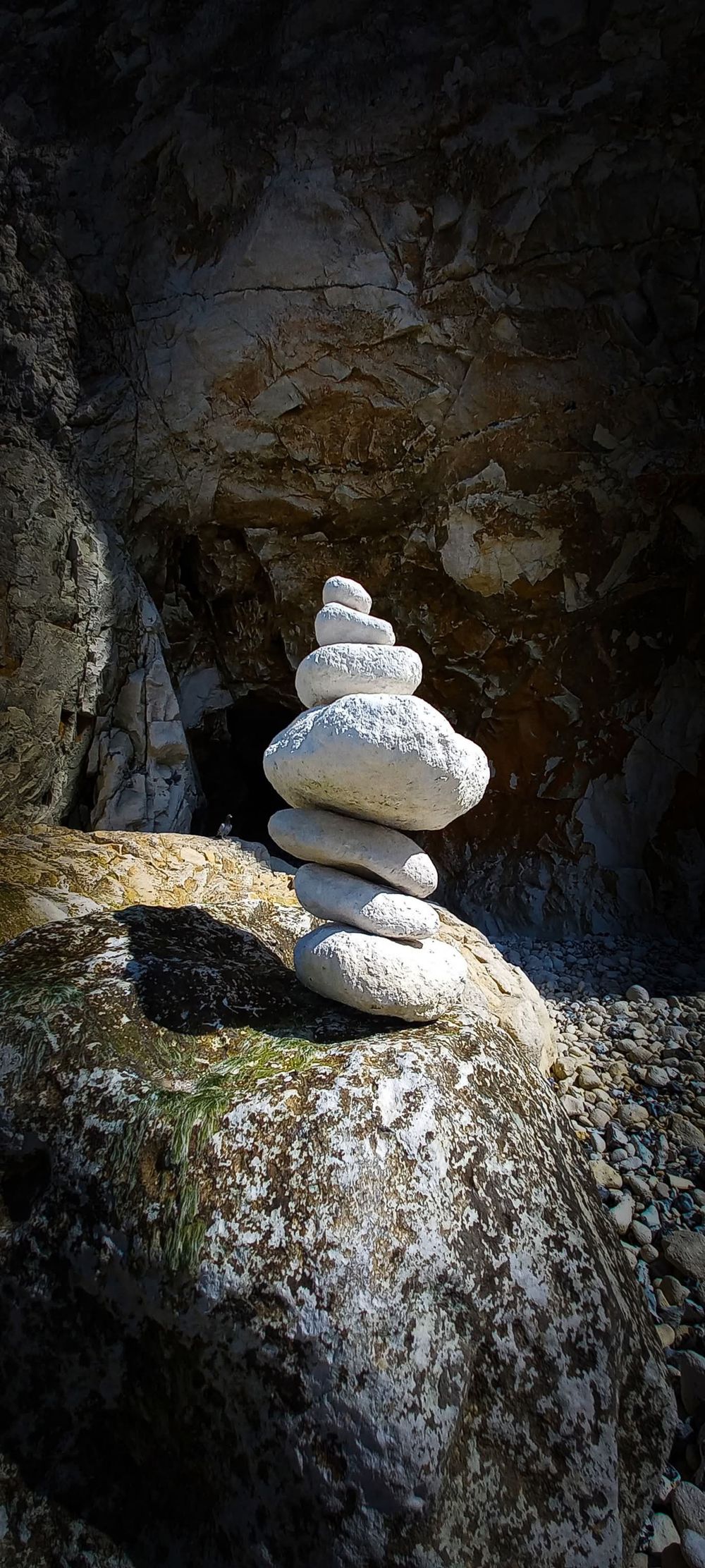 cairn posé devant les falaises du Bois de Cise, Baie de Somme, Picardie. Photographie nature, paysage
Un instant éphémère immortalisé