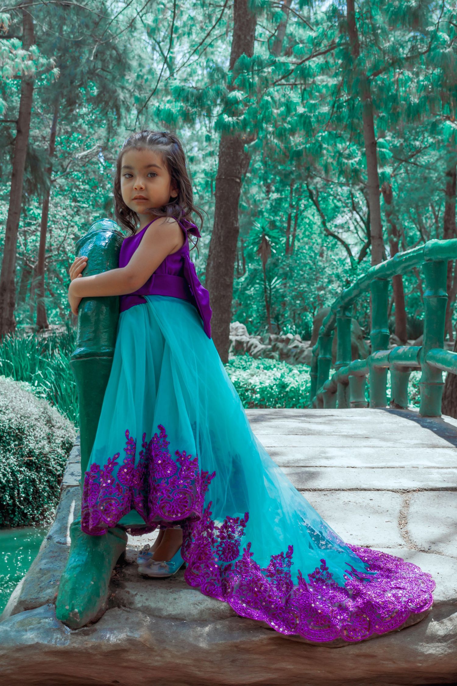 Retrato artístico infantil con vestuario temático de princesas en locación natural.