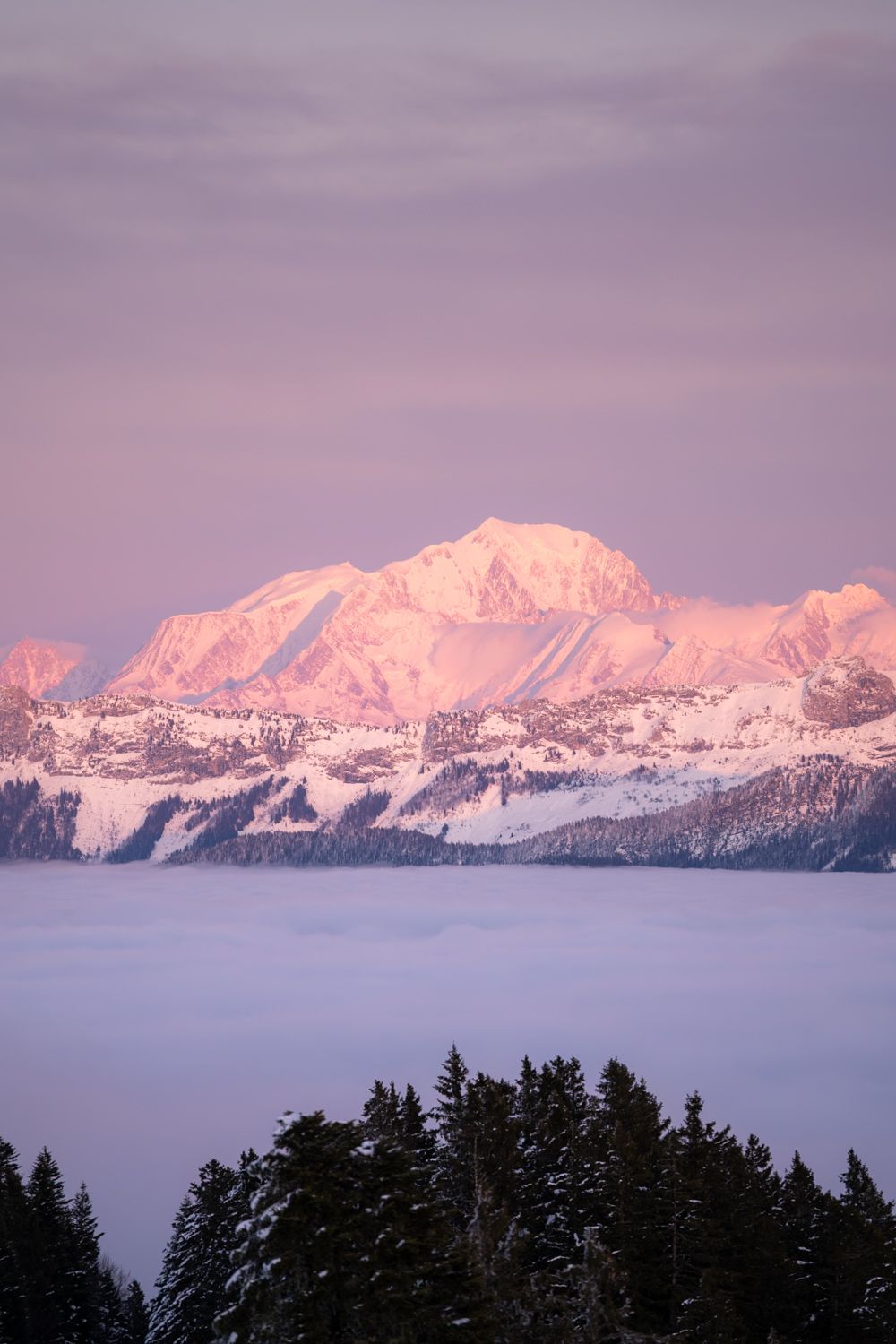 Coucher du soleil sur le lac du bourget depuis le belvédère du mont-revard avec un parapente au dessus du lac