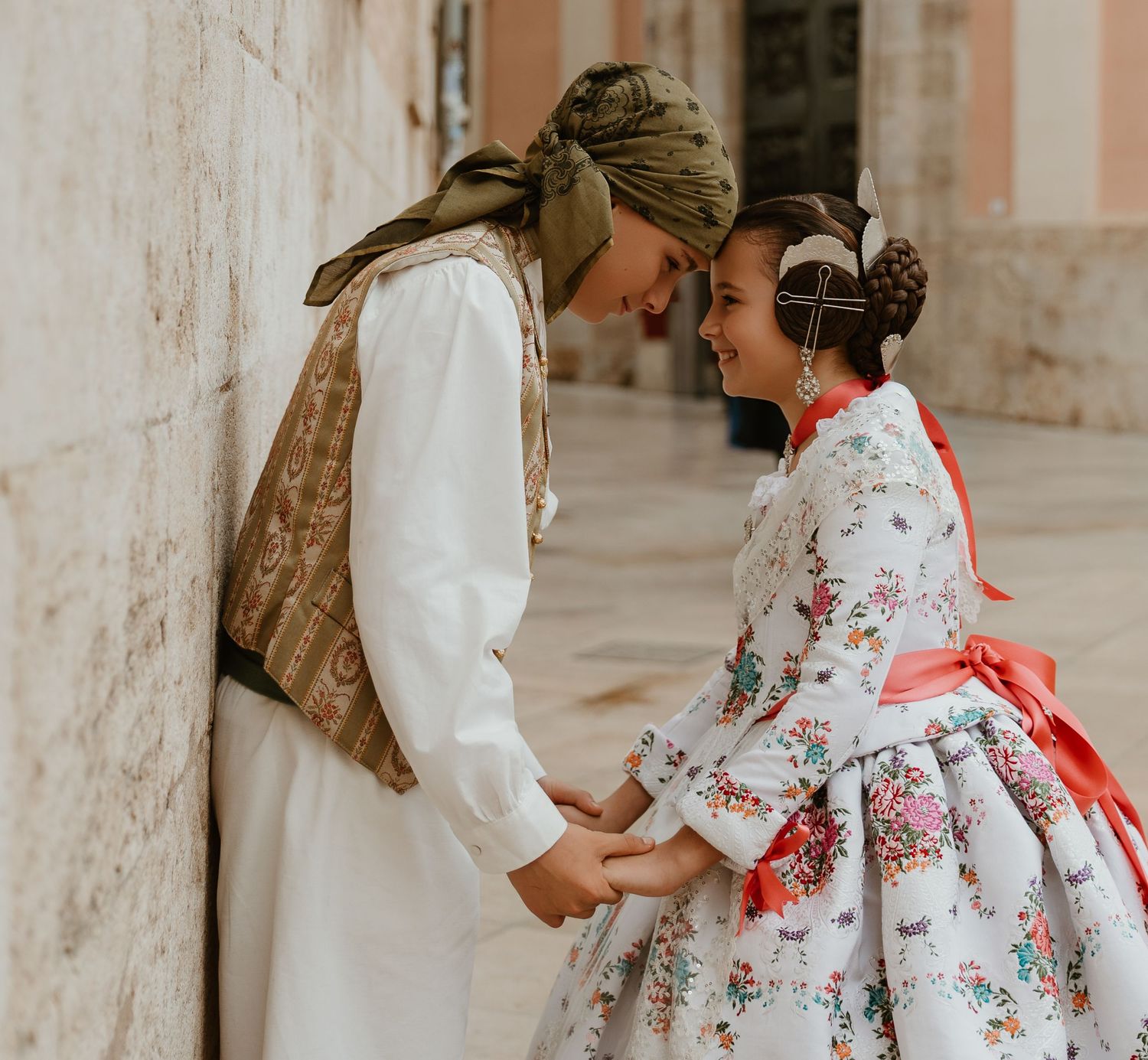 Sesión fallera en Valencia de Fallera Mayor con traje tradicional valenciano en el casco histórico