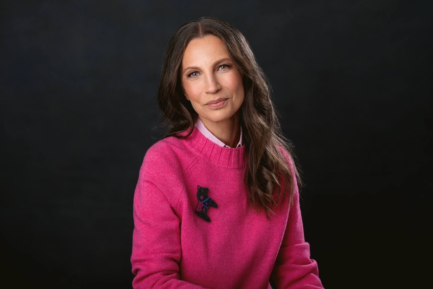 Personal Branding, Kobiecy portret w różowym swetrze na ciemnym tle – profesjonalna fotografia wizerunkowa – Aneta Ludwig.