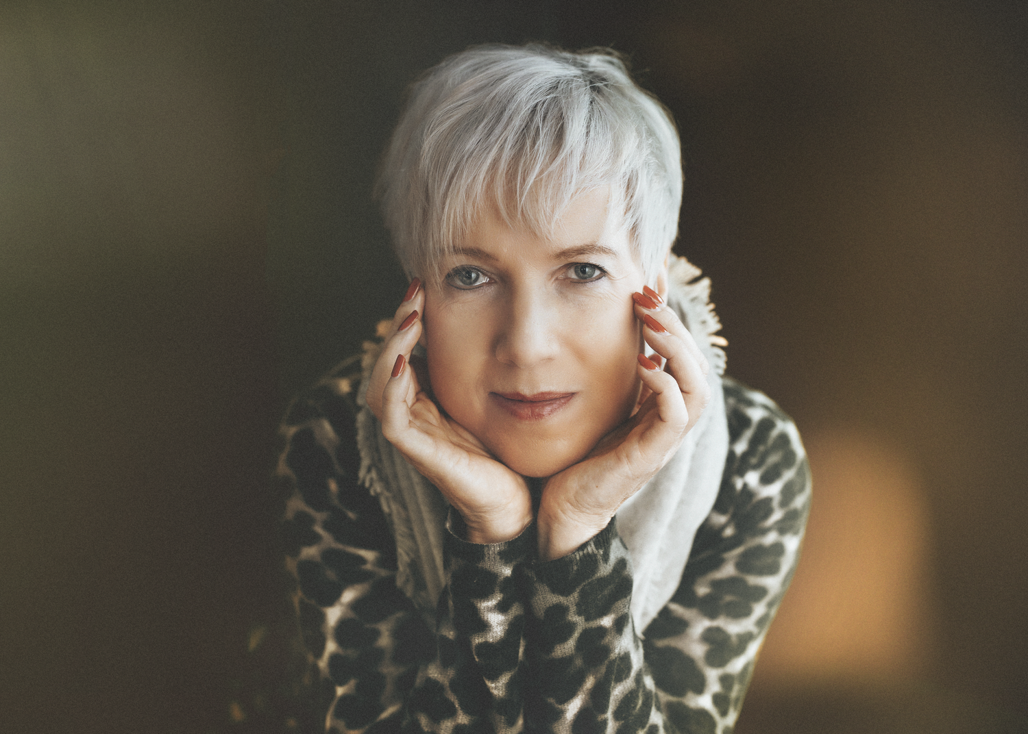 Signature Portrait einer Frau mit grauen Haaren