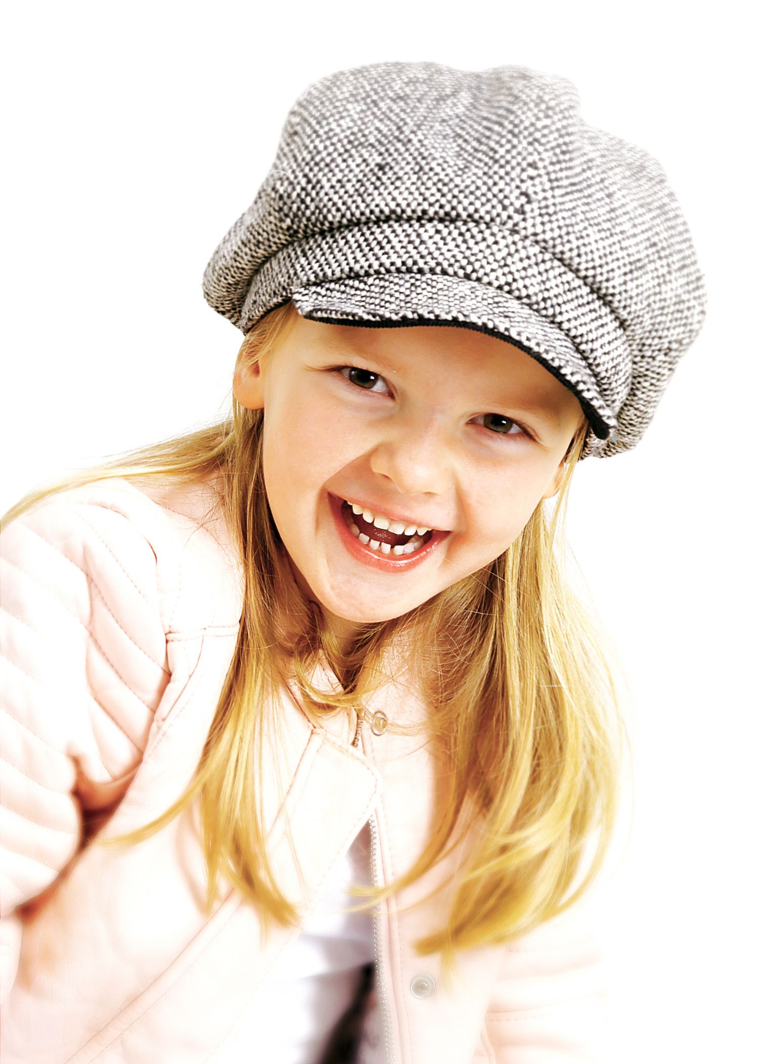 authentisches Kinderportrait mit kecker Mütze