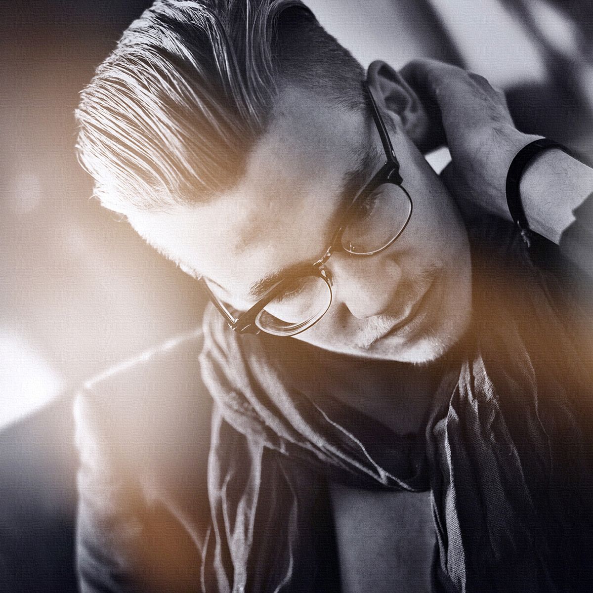 authentisches Portrait eines jungen Mannes mit Brille
