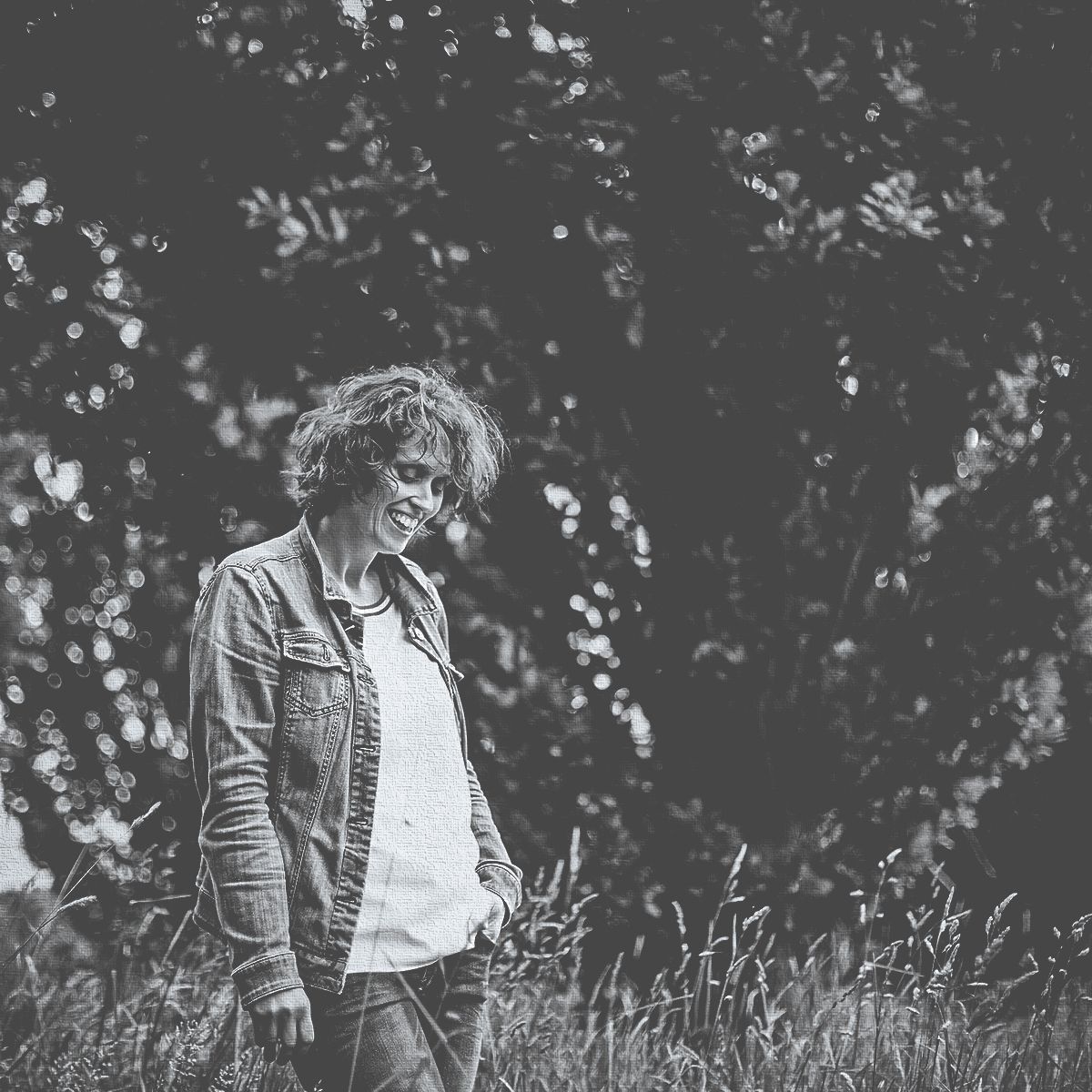 schwarz/weiß Portrait lässig in Jeansjacke und draußen