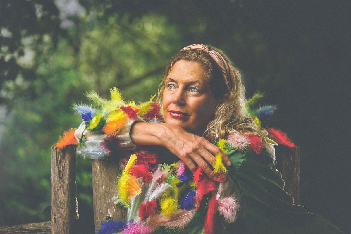 Portrait einer Frau in einem bunten Kostüm an einer Weide in Mengeringhausen Luisen Mühle Schauspielerin Vogel Hochzeit