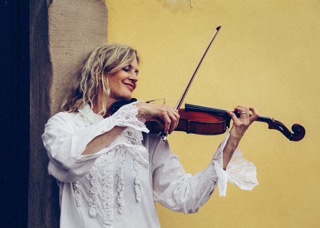 Portrait einer Musikerin mit Bratsche im Schlosshof von Bad Arolsen