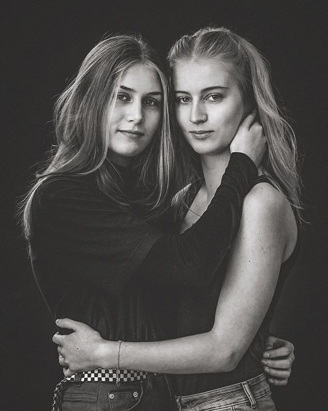 Geschwisterportrait mit zwei Schwestern mit einer ganz innigen Beziehung im Fotostudio
