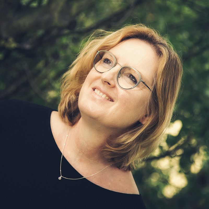 Portrait mit sanften goldenen Licht ganz natürlich im Garten Fotostudio Aurelia Schulz