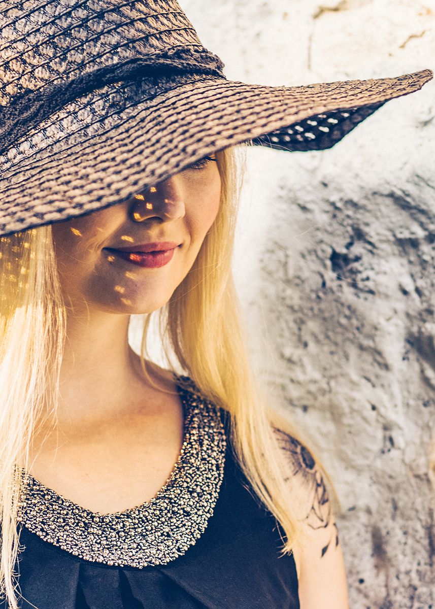 Portrait Spiel mit Licht und Schatten und Hut sommerlich in Volkmarsen