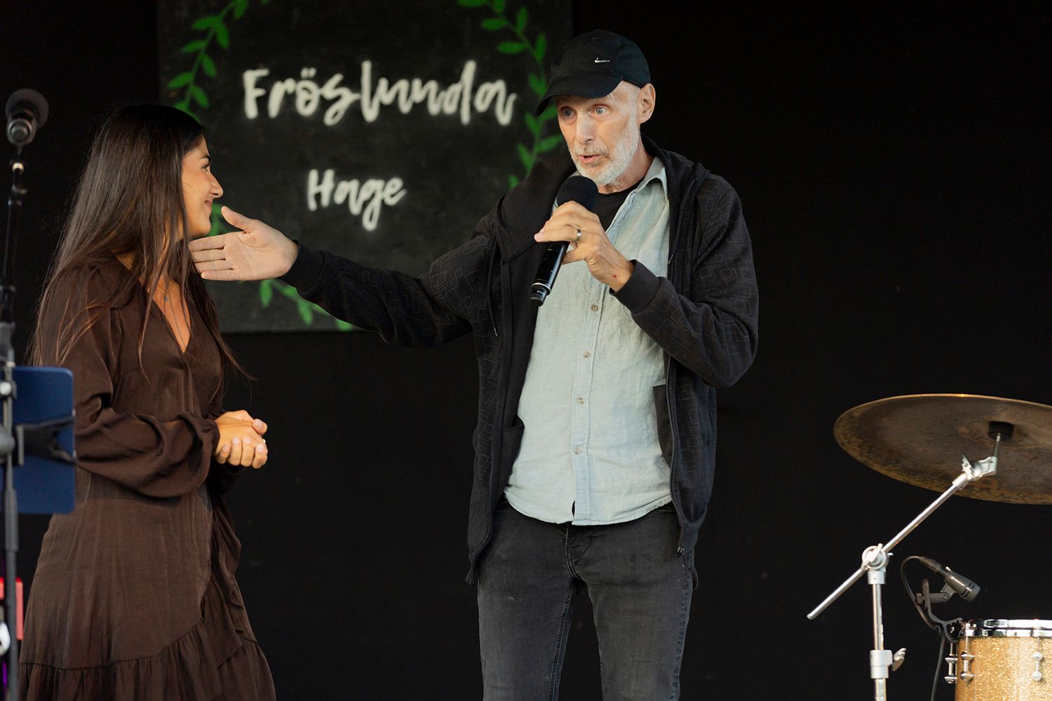 Petra Wahlgren på Fröslunda Hage. Fotograf Rebecca Nordin. Petras pappa och Rojdan Sözen.