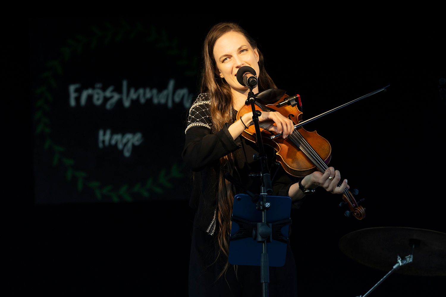 Petra Wahlgren på Fröslunda Hage. Fotograf Rebecca Nordin. Fiol.