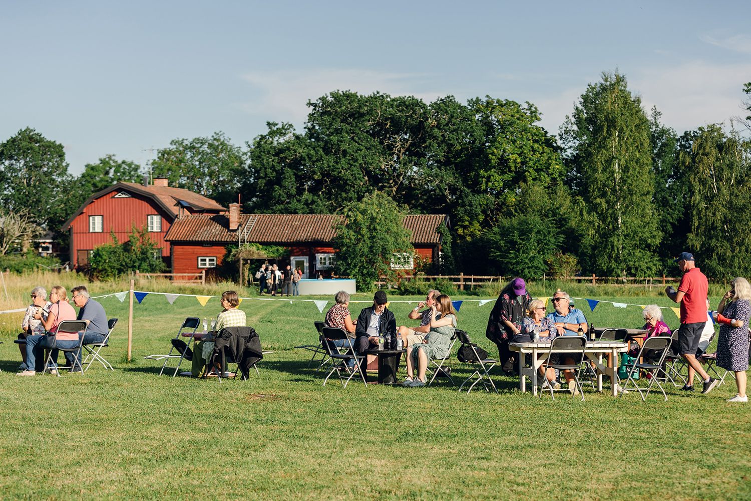 Petra Wahlgren på Fröslunda Hage. Fotograf Rebecca Nordin. Väntande publik.