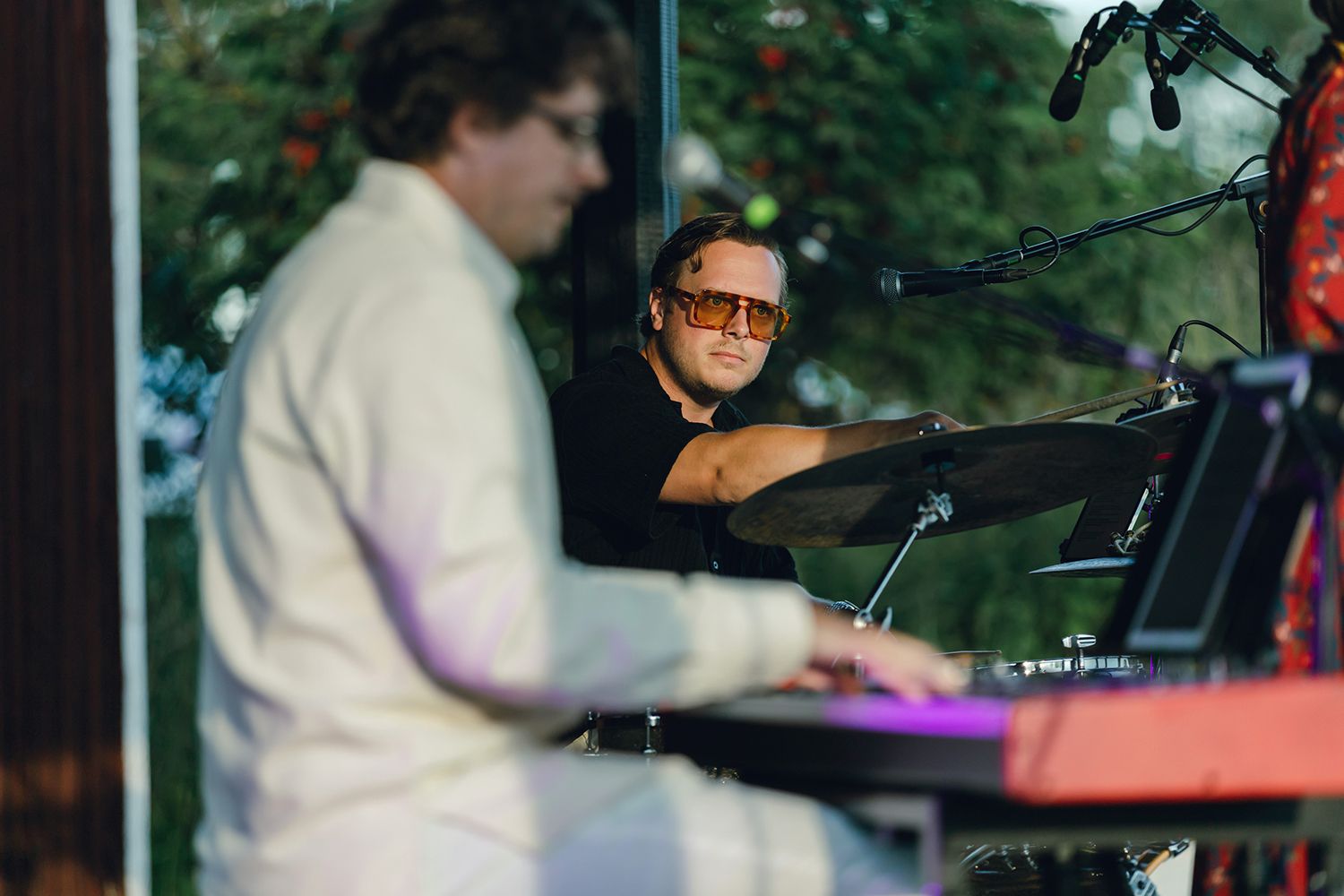 Petra Wahlgren på Fröslunda Hage. Fotograf Rebecca Nordin. musikerna.  Ludvig Jerner på trummor och Fredric Wide på keyboards.