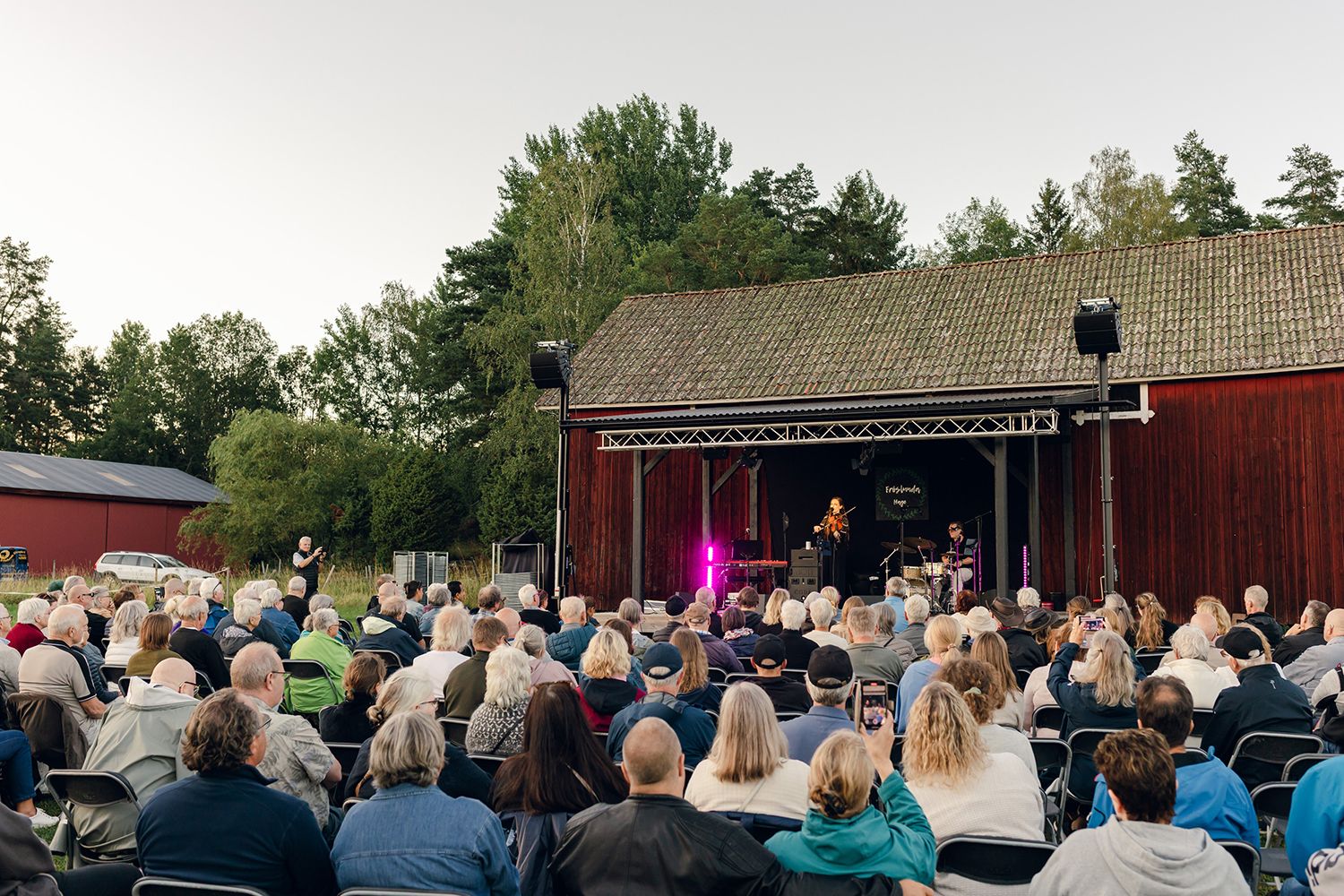 Petra Wahlgren på Fröslunda Hage. Fotograf Rebecca Nordin. Scen och publik.