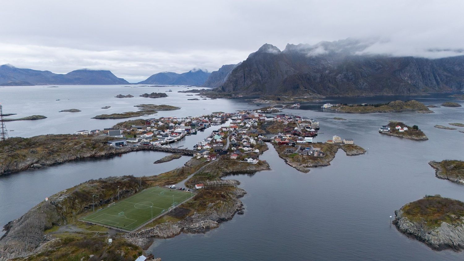 terrain de foot henningsvaer vu du ciel