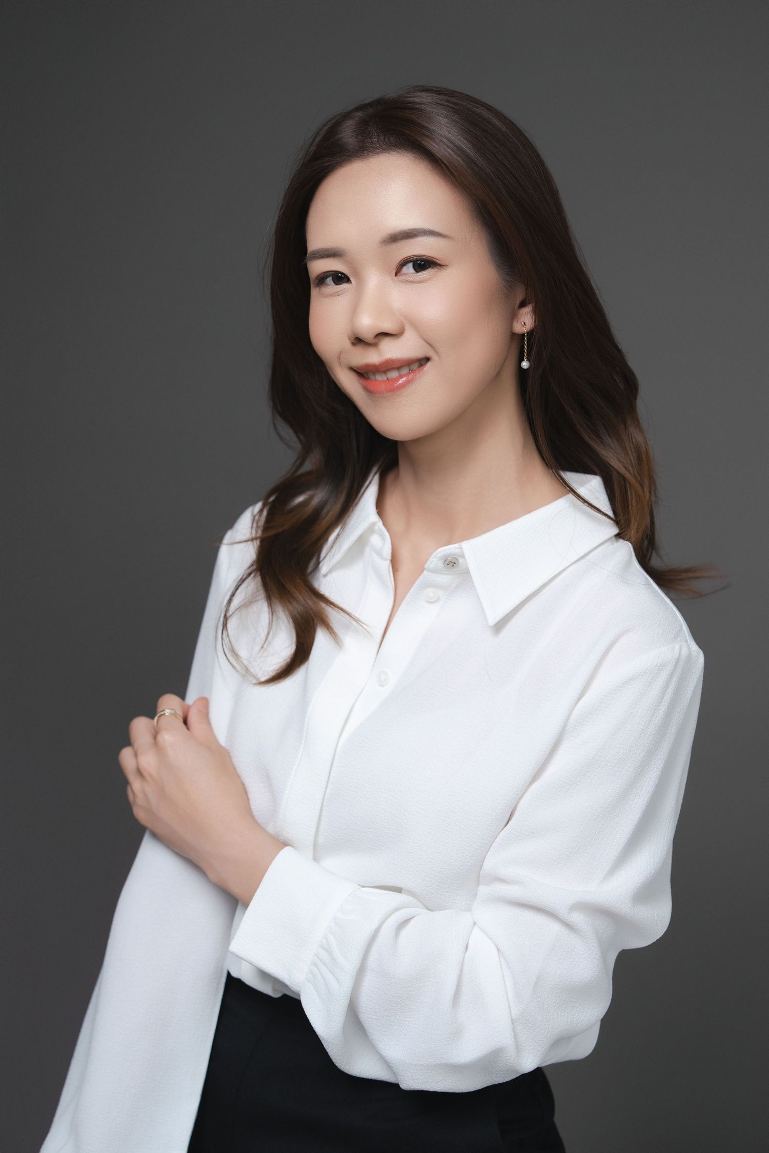 Aspire Studio 提供屏東、高雄地區專業商業形象照拍攝，適合企業主、創業者與各類專業人士。
我們重視品牌定位與拍攝用途，透過自然引導與精準用光，拍出自信、耐看且真正能代表你的形象照片，適用於官網、社群與品牌宣傳。有你形象照、專業品牌形象照提供、音樂會形象照、