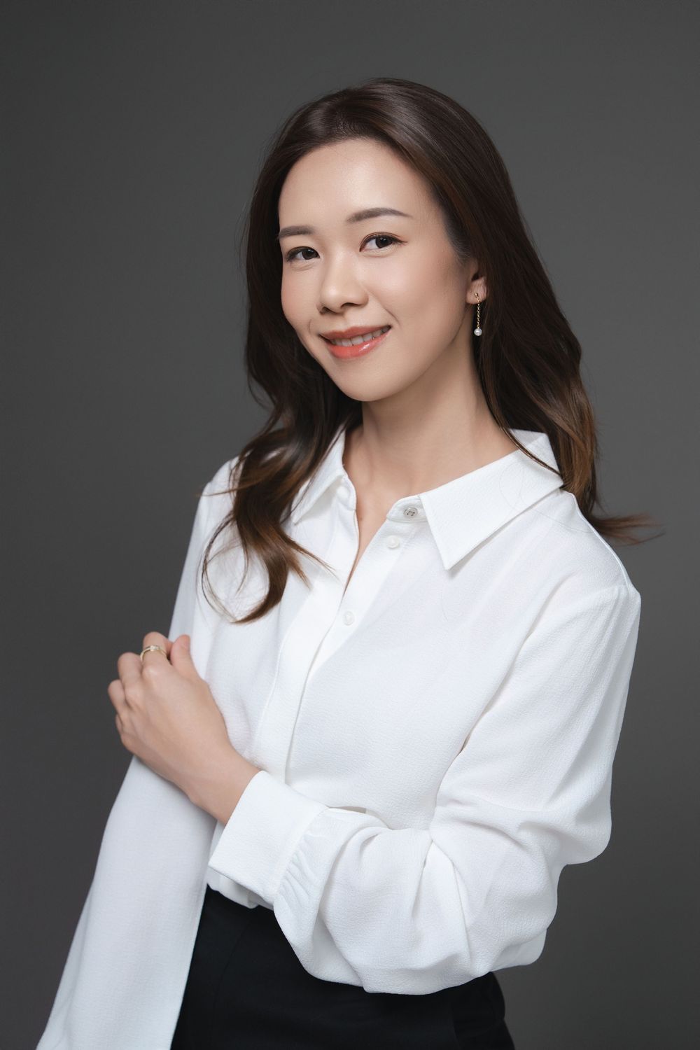 Aspire Studio 提供屏東、高雄地區專業商業形象照拍攝，適合企業主、創業者與各類專業人士。
我們重視品牌定位與拍攝用途，透過自然引導與精準用光，拍出自信、耐看且真正能代表你的形象照片，適用於官網、社群與品牌宣傳。有你形象照、專業品牌形象照提供、音樂會形象照、