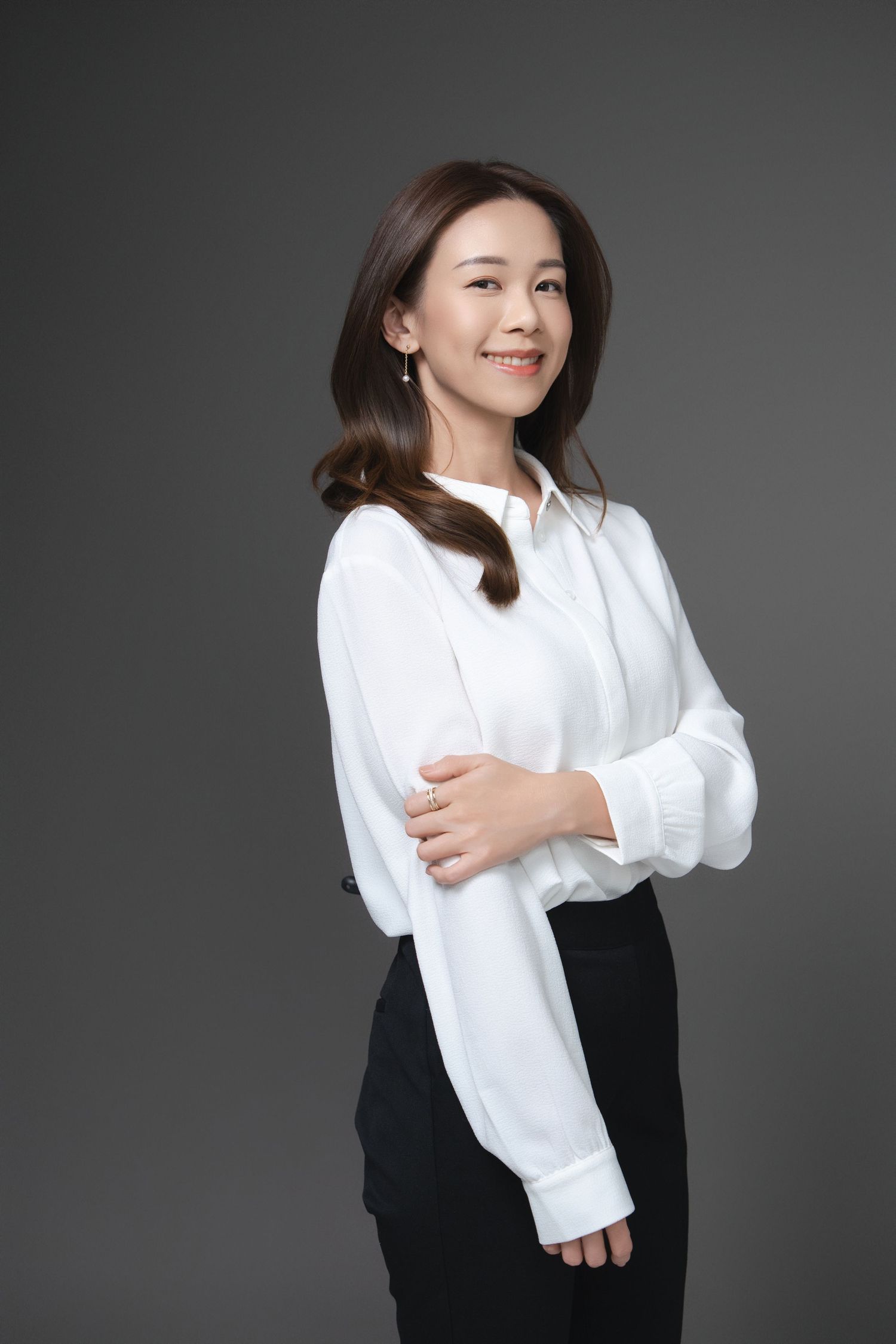 Aspire Studio 提供屏東、高雄地區專業商業形象照拍攝，適合企業主、創業者與各類專業人士。
我們重視品牌定位與拍攝用途，透過自然引導與精準用光，拍出自信、耐看且真正能代表你的形象照片，適用於官網、社群與品牌宣傳。有你形象照、專業品牌形象照提供、音樂會形象照、